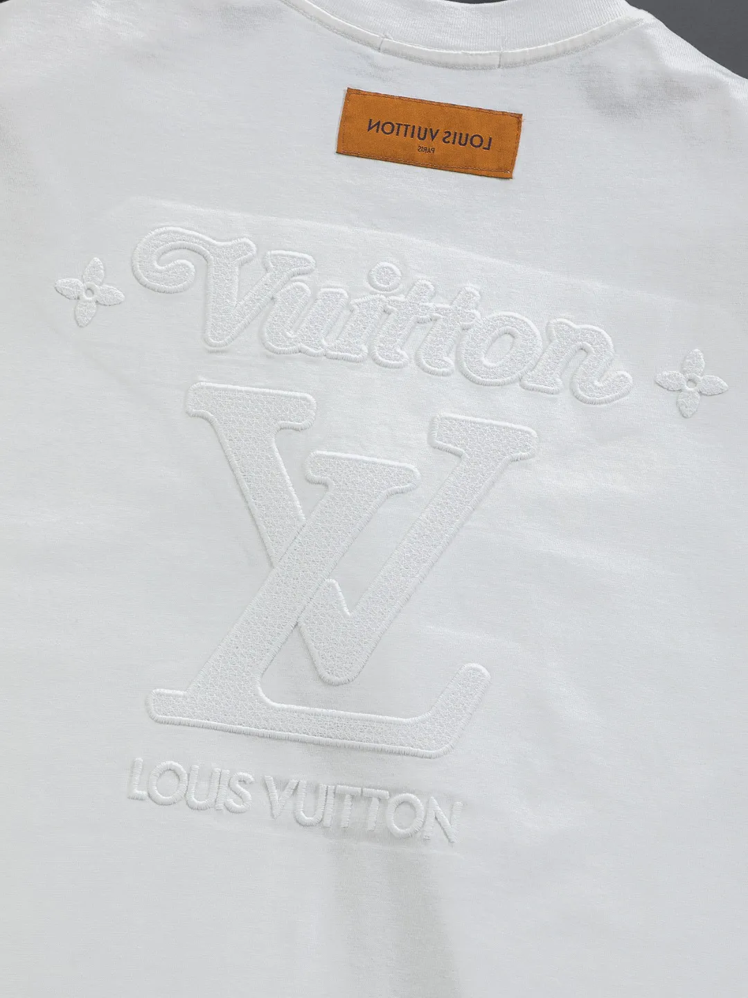 🅿️220 Louis Vuitton 1V LV slightly wide version S-XL LV 26ss new product counters are on the shelves at the same time. Multiple craftsmanship. Three-dimensional water-soluble cotton letters on the chest🪡 embroidery + water-soluble cotton large letters logo on the back🪡 embroidery. Round neck short-sleeved T-shirt, same style for men and women! Consigned to one-to-one creation. Synchronized with the official website, pure cotton fabrics at the counter! It is close to the skin and comfortable, durable and easy to wear. It has a classic and simple logo design and meticulous original craftsmanship. Short-sleeves, a must-have item for men, do not appear to be the same for the general public, but must be unique and eye-catching. This LV short-sleeve is all about quality, comfort, the same shape and fashion as always, including fabrics and cutting techniques. All of them have been made with great effort! 320 grams of washed pure cotton fabric, pure cotton is breathable, very refreshing and comfortable for daily wear. The rib knitting on the neckline is smooth and tight, and the neckline will not be skewed if you toss it at will. The loose version, you will find that it looks really good on the upper body. The overall is minimalist and neat, super versatile for daily use! Pair it casually with a pair of pants for a youthful look. A T-shirt will make your outfit crazy. It is a fashionable item that can never go wrong! Color: Black White Size: S-XL Size chart: S: Shoulder width 50-Bust 56-Length 70 M: Shoulder width 52-Bust 57-Length 72 L: Shoulder width 54-Bust 59-Length 74 XL: Shoulder width 56-Bust 62-Length 76